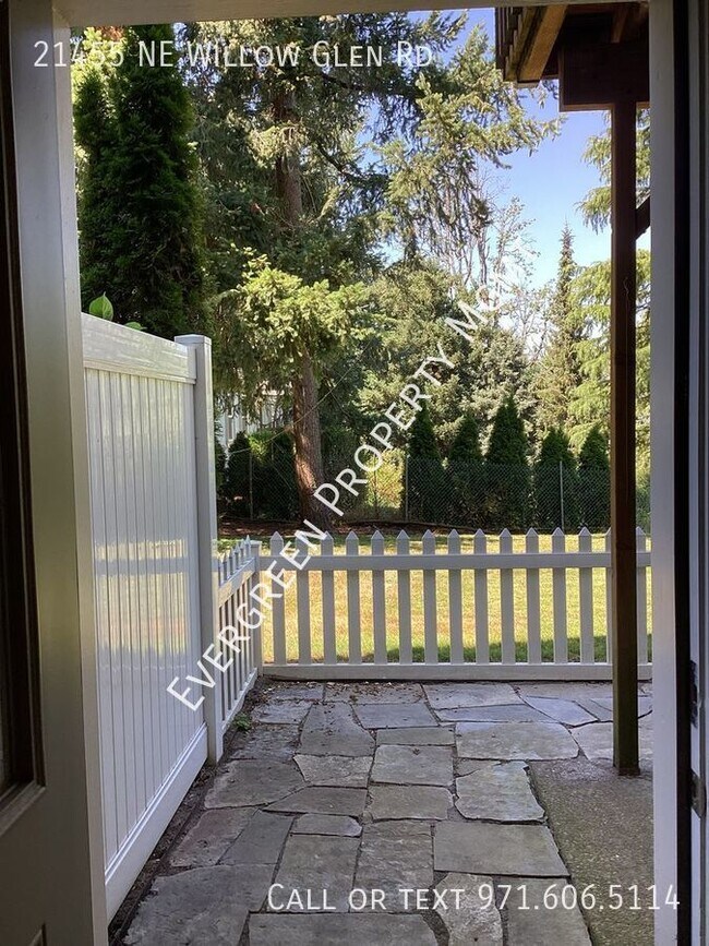 Building Photo - Beautifully remodeled 3-bedroom, 2.5-bathr...