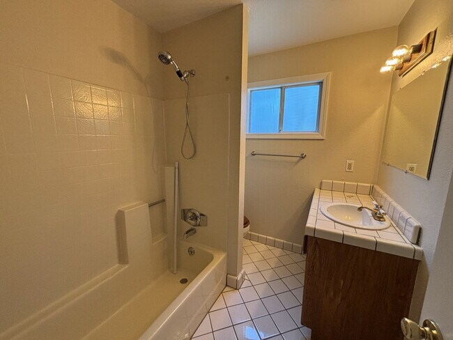 Building Photo - Freshly remodeled home in Pleasant Valley with private yard for rent!