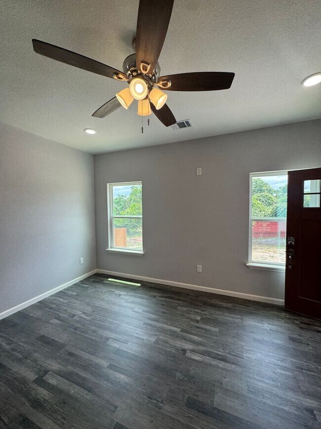 Building Photo - 3/2/2 NEW CONSTRUCTION Spacious YARD WITH ...