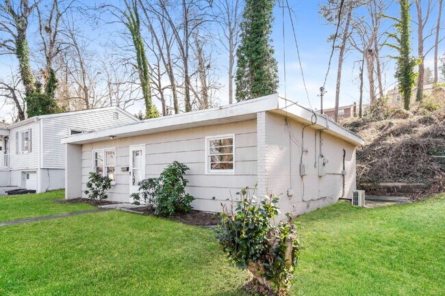 Building Photo - "Cozy 2-Bedroom Gem on Bond Street – Pet-Friendly Winston-Salem!"