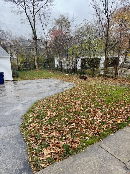 Rear Fenced Yard - 2407 Woodmere Dr