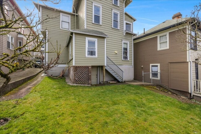 Building Photo - Quaint 2 Bedroom 1 Bath Apartment in Vintage Victorian Style Home!