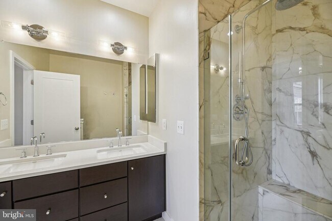 Building Photo - 5627 45th Ave