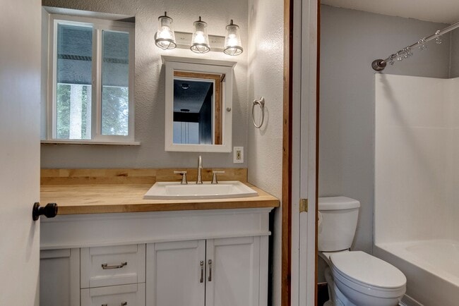Building Photo - Charming 3 Bed, 2 Bath Home on a Quiet Street