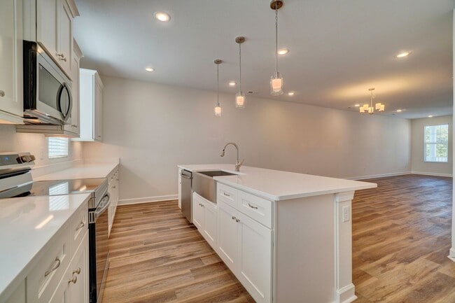 Building Photo - 3-Bedroom Townhome w/Attached Garage! Avai...