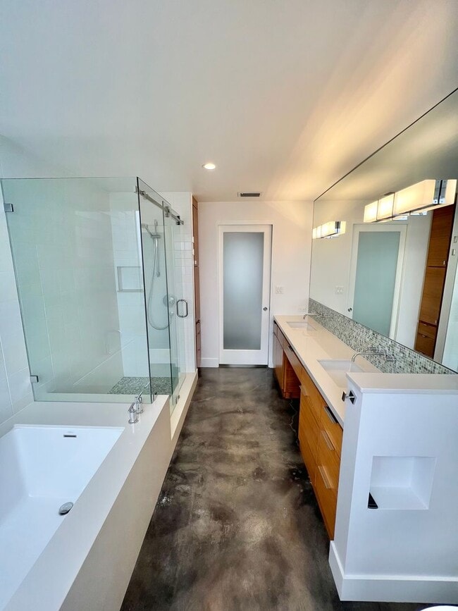 Building Photo - Private 16th-Floor Oceanview Residence with Belmont Pier Views