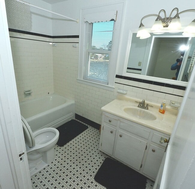 Building Photo - Larchmont Waterfront! Just Miles from NOB