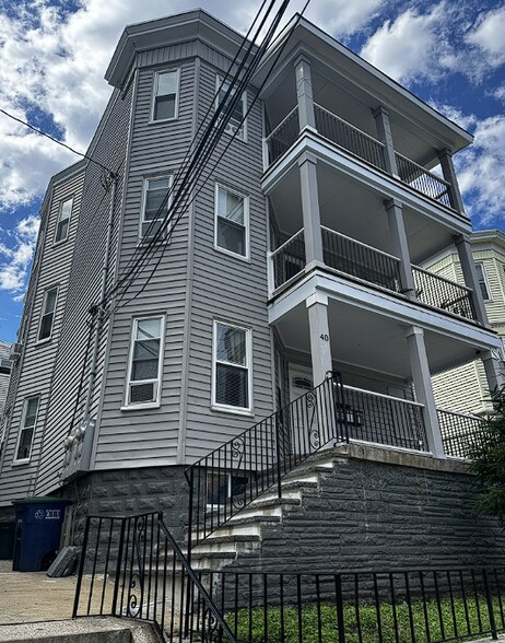 Building Photo - 40 Temple St