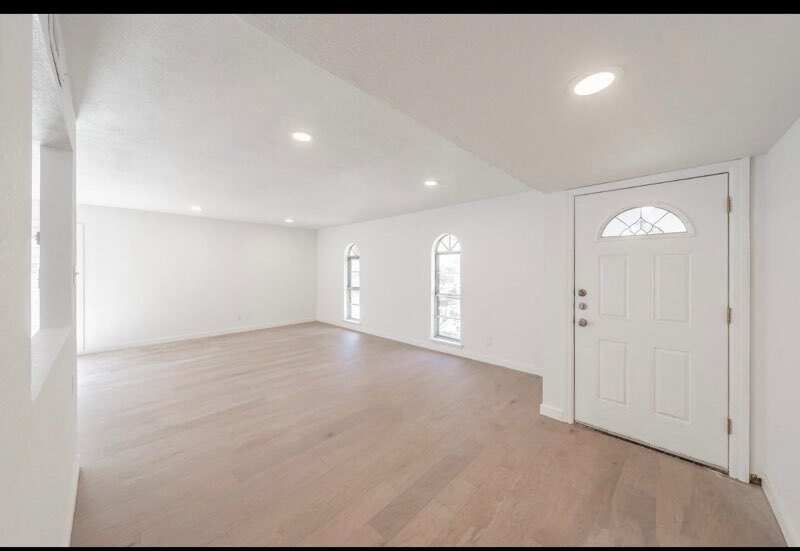 Building Photo - 3506 S Elm Dr