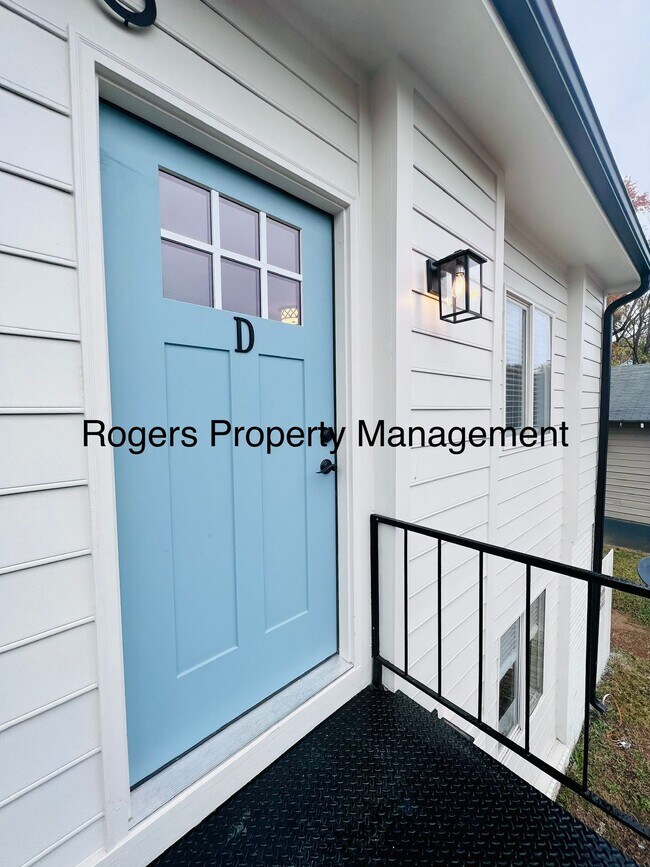 Building Photo - Renovated Apartment - Comfy and Convenient