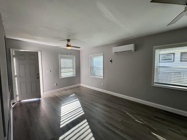 Building Photo - Fully Renovated 2BR Home Near Downtown Win...
