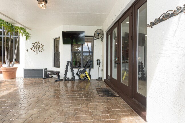 Building Photo - 10703 Versailles Blvd
