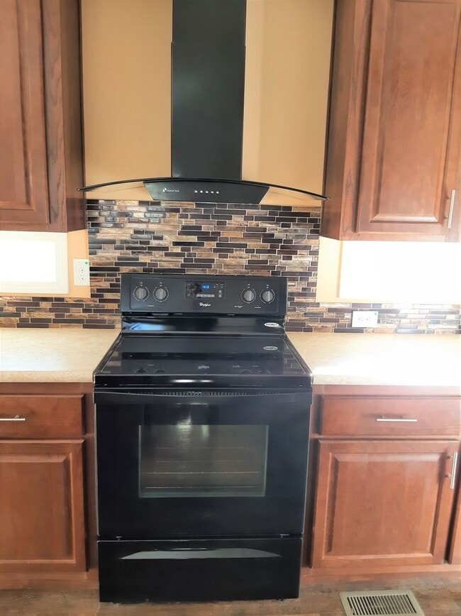 Building Photo - SUBLEASE through May 2026 3 Bedroom 2 Bath-Beautiful Views