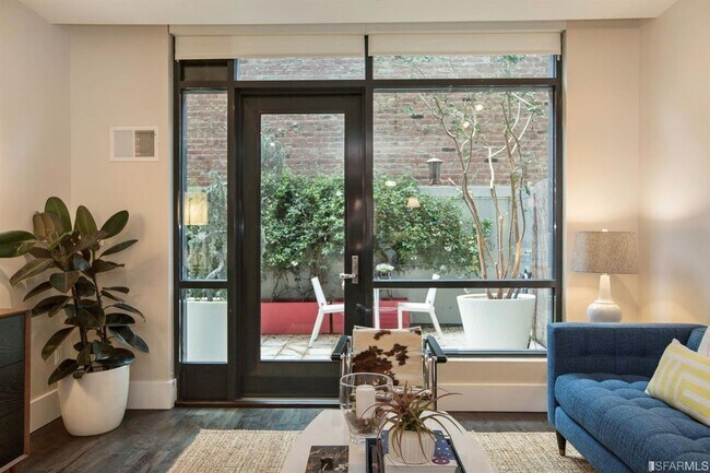 Building Photo - Spacious Centrally Located 1 bed + Den/ 1....