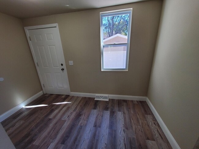 Building Photo - Updated 2 bedroom 2 bathroom with 2 Stall ...