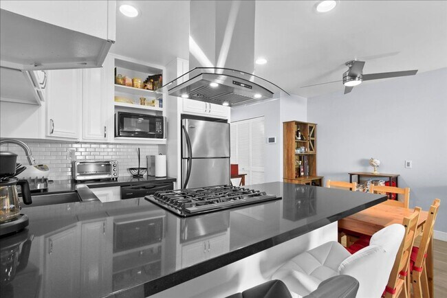 Building Photo - 1 Bed/1 Bath + 2 Parking Spaces and Walking Distance to Beach