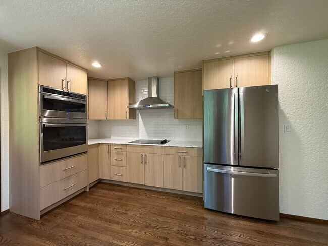 Building Photo - 3 Bed 2.5 Bath in the Heart of Bellevue