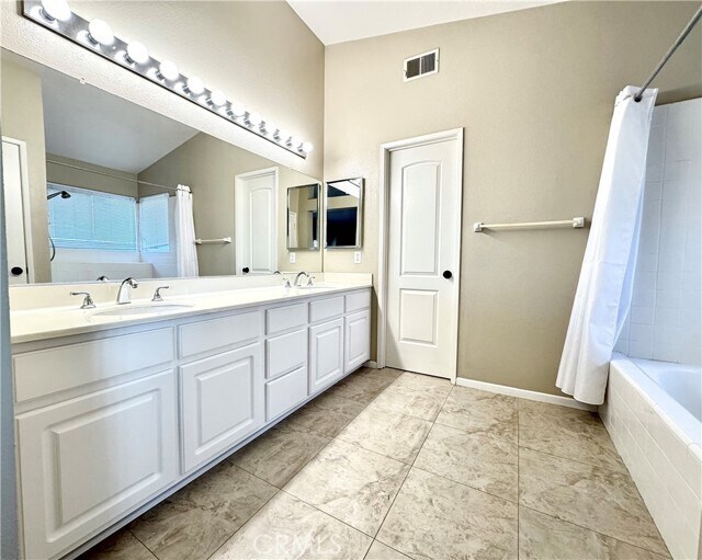 Building Photo - 16208 Peppertree Ln