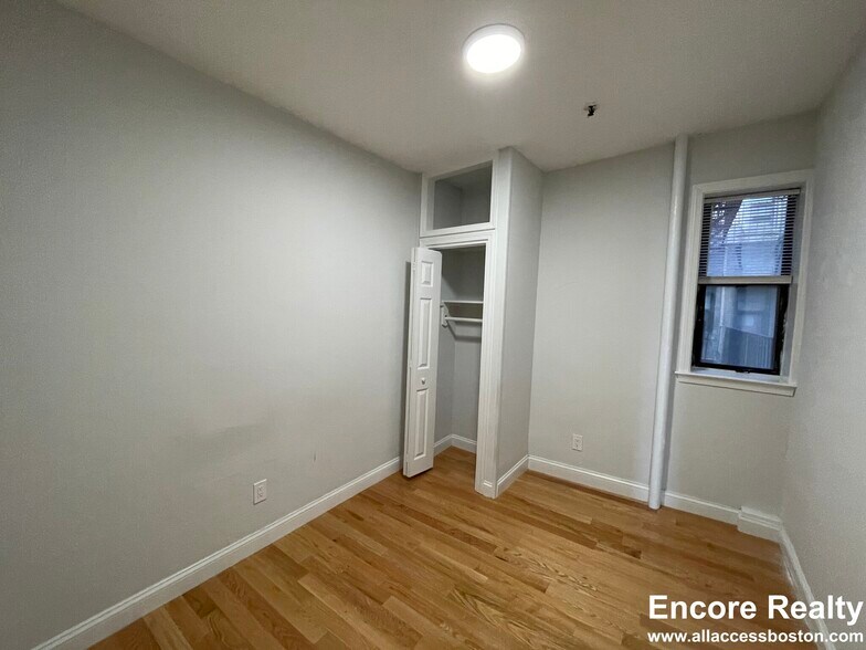 Building Photo - 108 Peterborough St