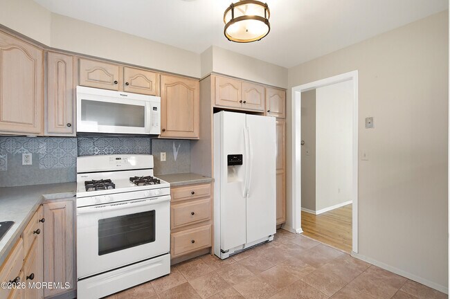 Building Photo - 943 Edgebrook Dr N