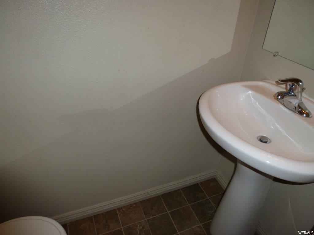 Main floor 1/2 bathroom - 1000 E Bluffview Dr