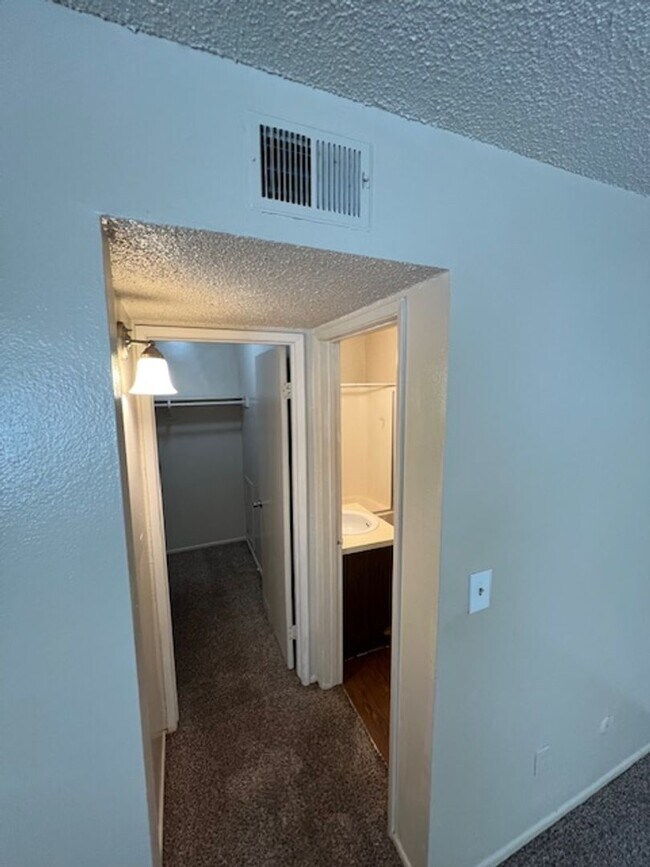 Building Photo - Studio and Bath, 600 sqft with walk in clo...