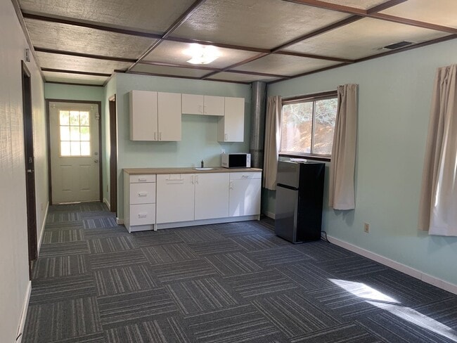 Building Photo - Studio apartment in Pleasant Valley - rent...