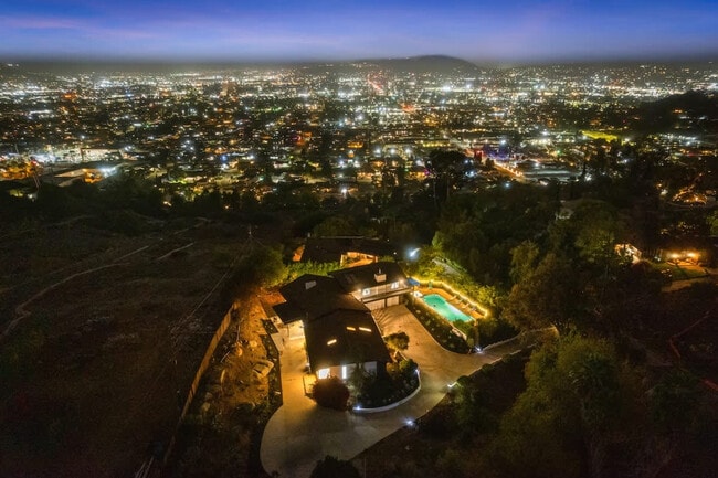 Building Photo - 5048 Bluff Pl