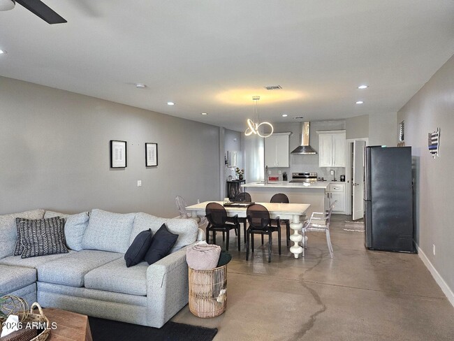 Building Photo - 1402 S 10th Ave