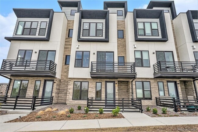 Building Photo - 2327 Lakeshore Ln