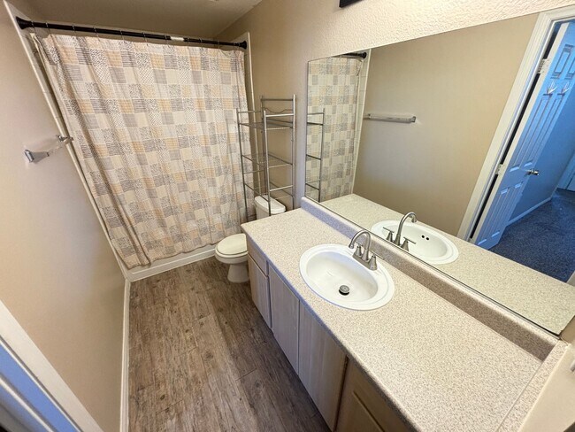Building Photo - Beautiful 2 bedroom 2 bath condo