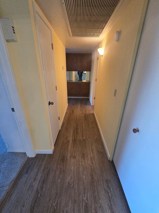 Building Photo - Beautiful 2 bedroom, 2 bath Condo available