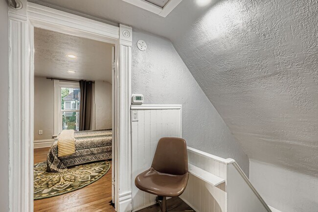 Building Photo - 536 E 2nd Ave