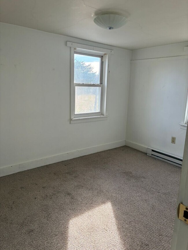 Building Photo - 251 Narrow Dr