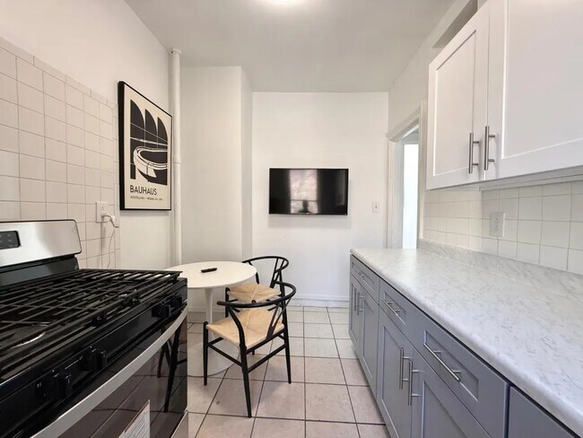 Building Photo - Furnished room/NOT APARTMENT