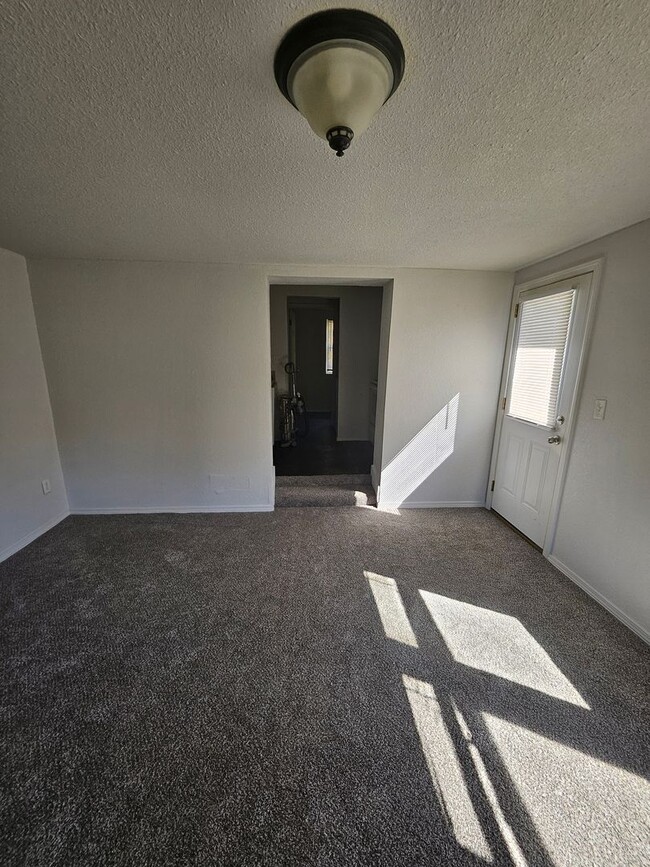 Building Photo - Cute little 2 bedroom with a big yard!