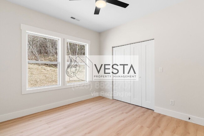 Building Photo - 11 Apple Meadow Ln