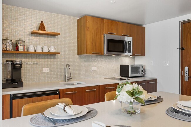 Building Photo - 6801 Collins Ave