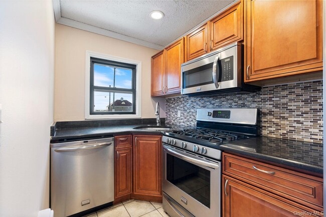 Building Photo - 65 W Broadway