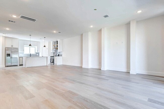 Building Photo - 5634 Dolores St