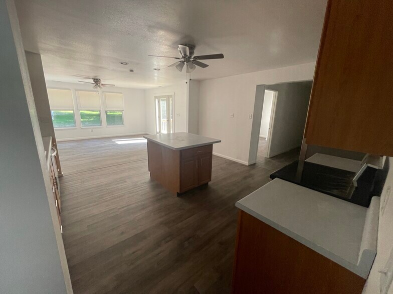 Building Photo - 211 Benton Dr