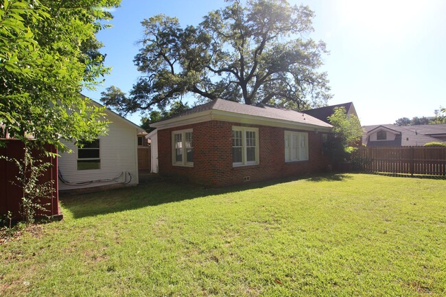 Building Photo - Oversized 3 bedroom and 2 bath in Tyler! T...