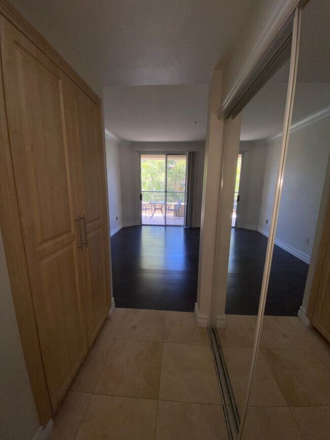 Building Photo - Beautiful, unfurnished luxury condo at the...