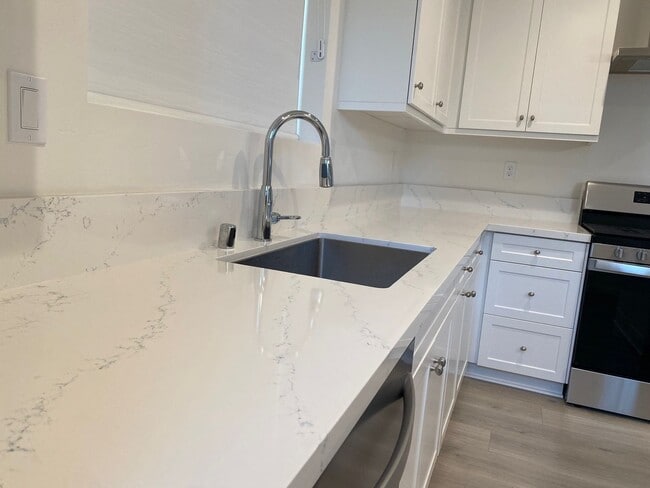 Building Photo - Vibrant 3 story 2bed/2.5bath home at the Mill at Broadway