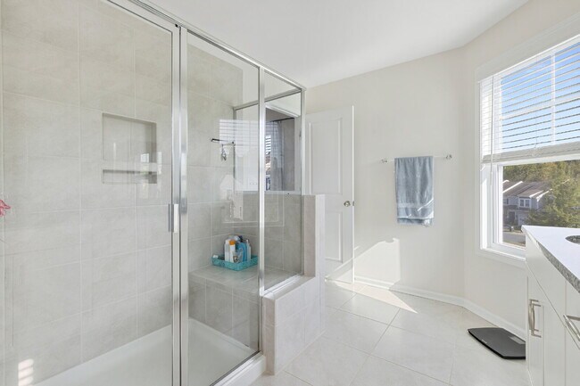 Building Photo - 3 bedroom 2.5 Townhouse with Office in Lak...