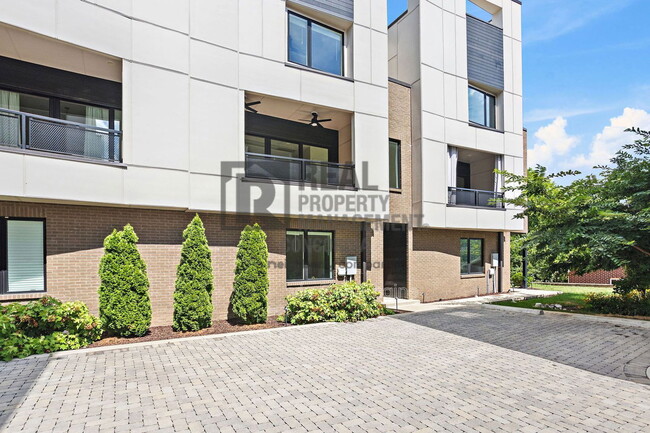 Building Photo - 1242 2nd Ave S