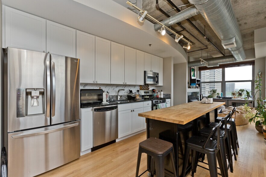 Building Photo - 933 W Van Buren St