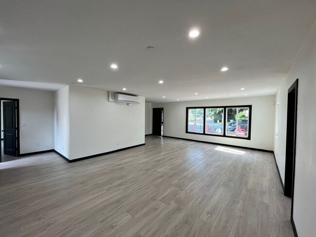 Building Photo - Beatiful and spacious Rental in Montebello...