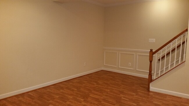 Building Photo - Beautiful 3 BR, 2 FB+2HB townhouse in King...