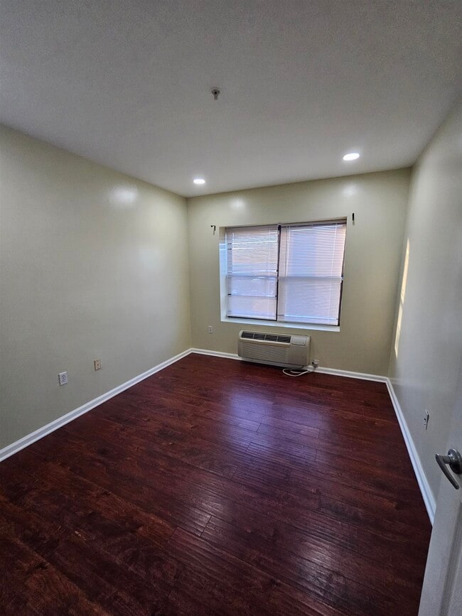 Building Photo - 8915 Bergenwood Ave
